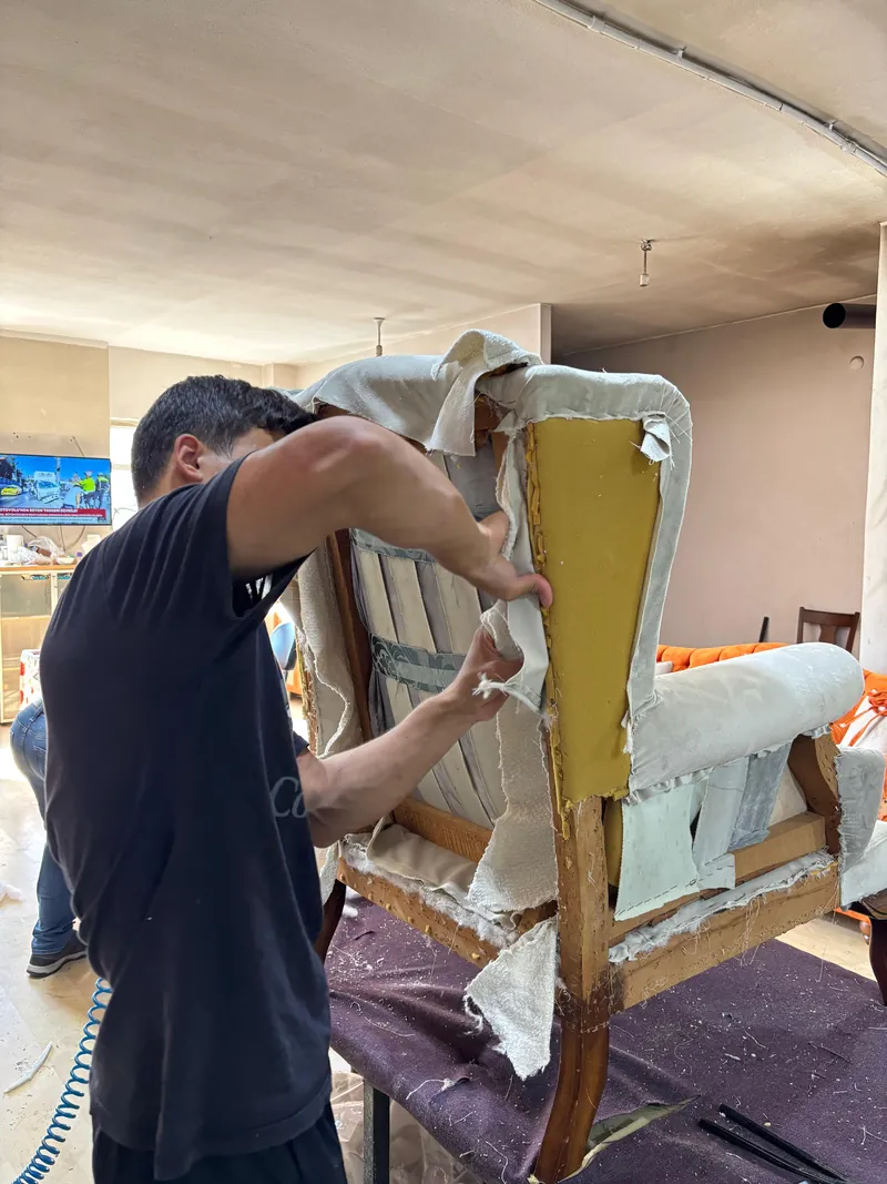 Berjerin eski kumaşı söküldü, iskelet göründü
