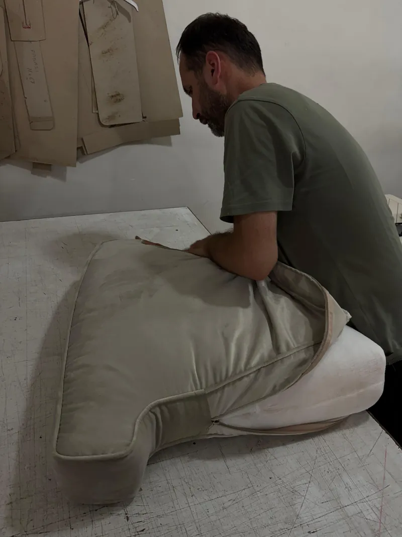 Dikilen kılıf süngerin üstüne çekiliyor
